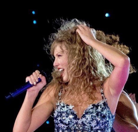 mandrm_'s tweet image. ele igual a Taylor Swift quando chegava no set midnights