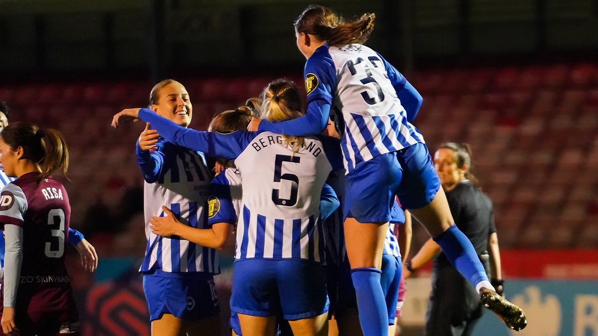 BHAFCWomen's tweet photo. Looking back against the Hammers... ⏪📸 https://t.co/7AWRpebME3