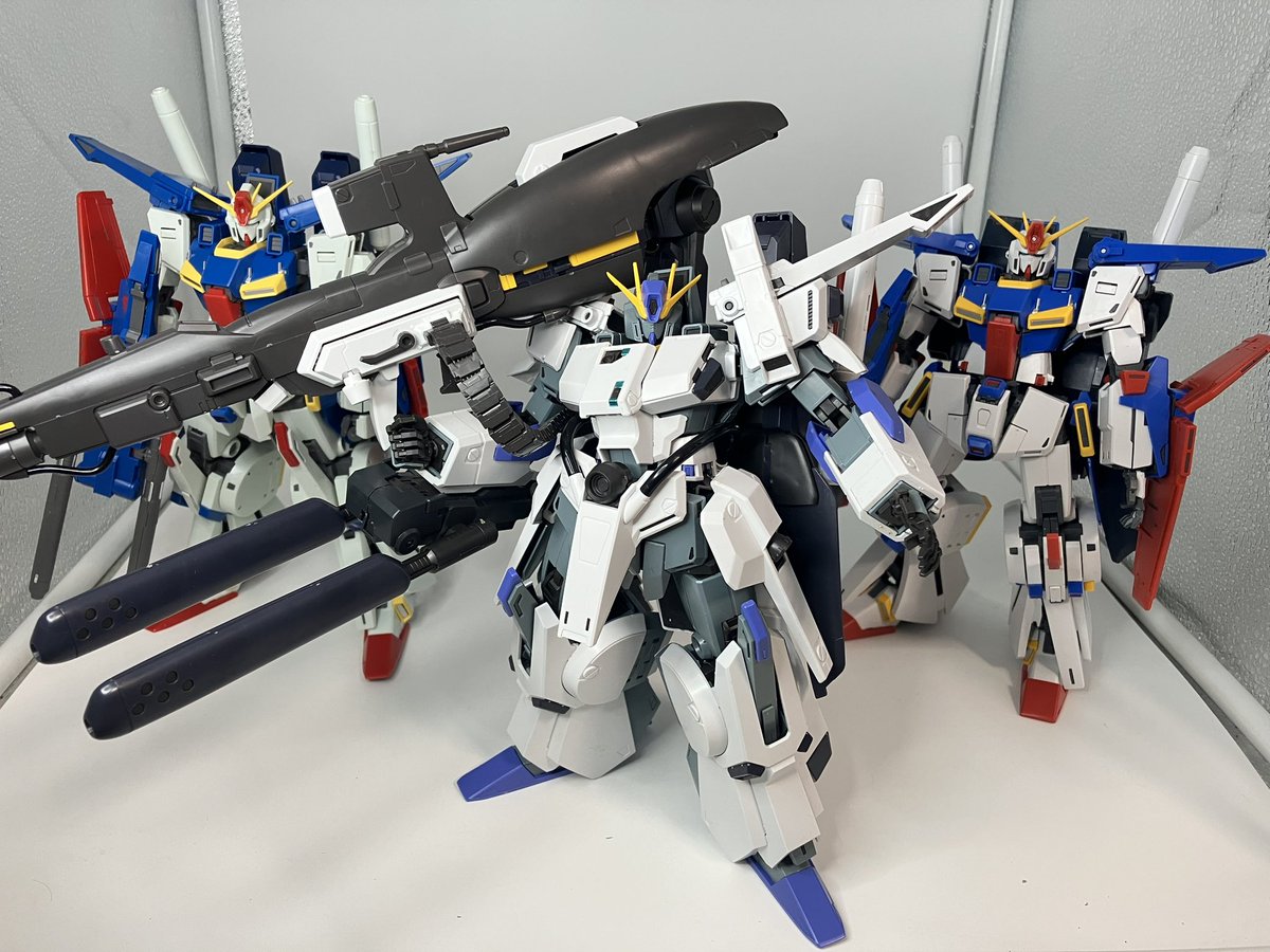 これがZZガンダムで これは強化型ZZガンダムだ そしてこれはFAZZだ