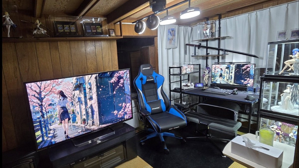 akiakiblogK's tweet photo. 今住んでいる家の紹介です
写真の部屋全部が一つの家の中にあります

おばあちゃんの遺言が
｢この家守ってくれよ｣
だったので、築100年のこの家壊さずに守っています

5年掛けてここまで改造しましたが
おばあちゃんも天国で
「…まぁ、守ってくれてるならいいか（ドン引きしつつ微笑）」
って思ってくれてるんじゃないでしょうか✨