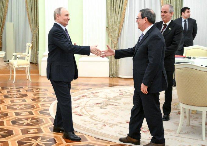 «Siempre hemos estado del lado de #Cuba en su lucha por la independencia, por el derecho a seguir su propio camino de desarrollo, y siempre hemos apoyado al pueblo cubano».

Así lo afirmó el presidente de Rusia, Vladímir Putin.