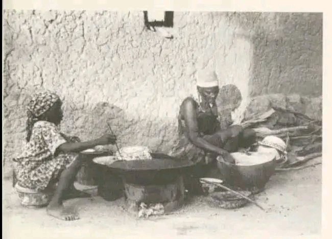 The picture was taken in 1950s.
They're selling kosai 100yrs ago.😅