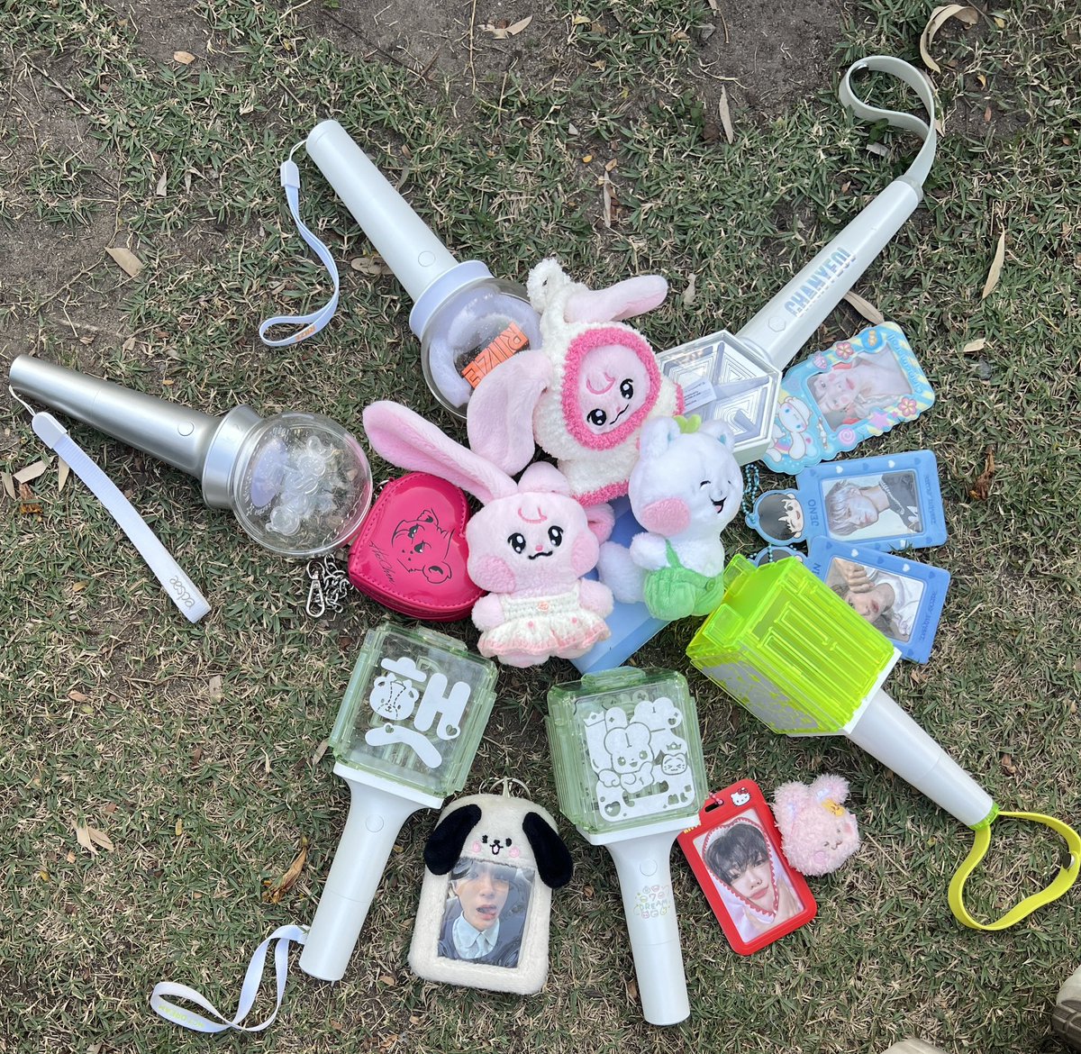 แอบเสียดายที่ไม่ได้ถ่ายตัวเองOOTDคอนค่ายเลยเพราะกว่าจะถึงราชมังชั้นเดินจนหัวฟูหอบแท่งไฟ3แท่ง บั้ม3บั้ม น้ำ5ขวด ทำผมลอนปล่อยแต่ถึงคอนแล้วฟู ชั้นแบบยมแบบมอมตั้งแต่ยังไม่เข้าคอนเลยอะ5555555555