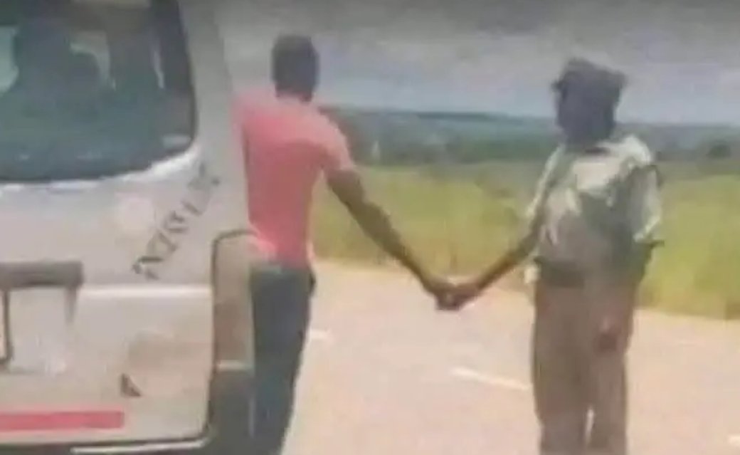 staneve02's tweet image. "Uri good driver mwana wamai,imbondipa handshake"😂