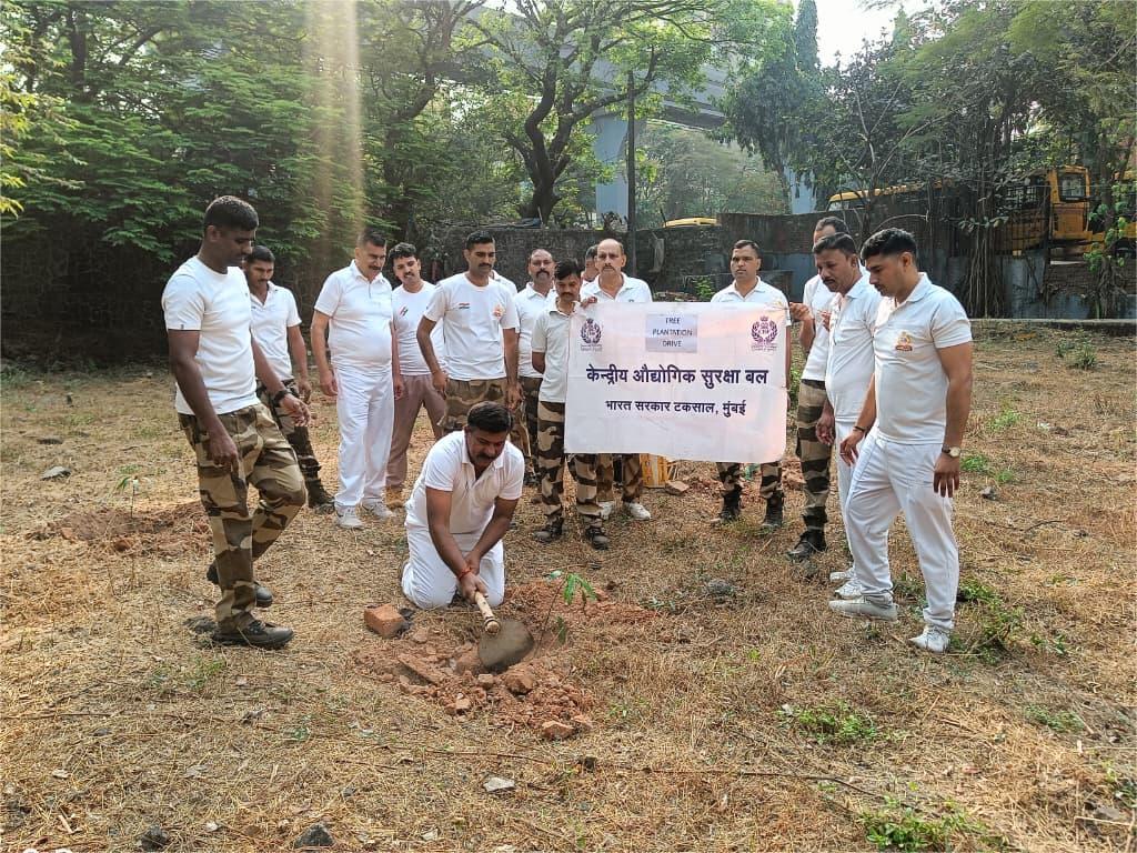 CISFWest's tweet image. A Mega Tree Plantation Drive conducted by #IGMint Mumbai to promote #EnvironmentalAwareness and #GreenerSurroundings. Personnel participated with great enthusiasm and dedication, reinforcing commitment to a sustainable future.🌱🇮🇳 #GreenInitiative #PlantationDrive @CISFHQrs