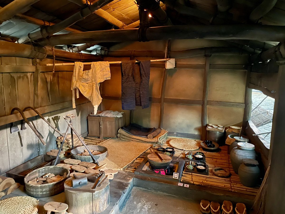 kii_00731's tweet photo. こんな素晴らしい展示と解説。そして復元遺跡なんですが、なんとたった290円で入場出来ます！！
忍たまが好きな人は是非行ってほしいです！！めちゃくちゃ解像度が上がります！！

入場料が安いのもそうなんですが、場所も福山駅から徒歩5分もしないところにあるので車が運転出来ない人でも行けます！ https://t.co/3eWfezU0UO
