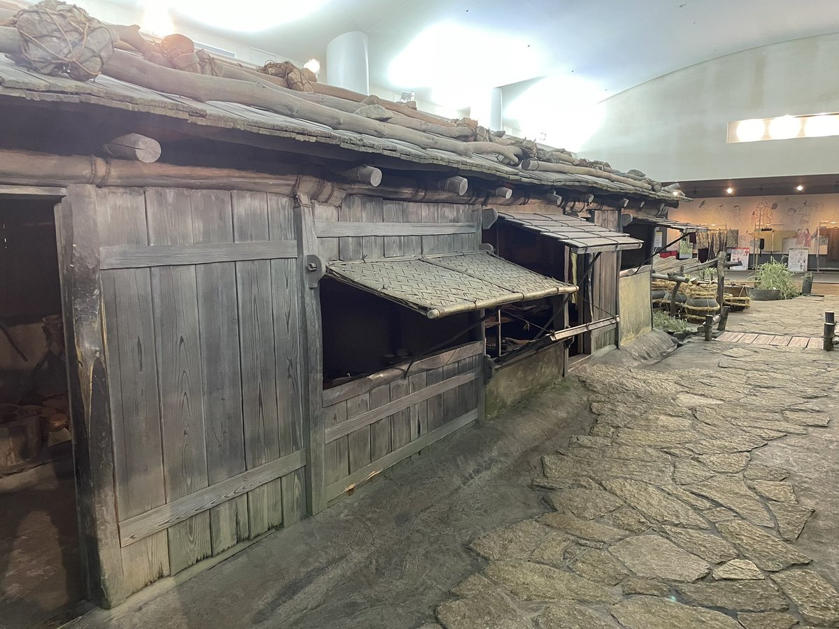 kii_00731's tweet photo. こんな素晴らしい展示と解説。そして復元遺跡なんですが、なんとたった290円で入場出来ます！！
忍たまが好きな人は是非行ってほしいです！！めちゃくちゃ解像度が上がります！！

入場料が安いのもそうなんですが、場所も福山駅から徒歩5分もしないところにあるので車が運転出来ない人でも行けます！ https://t.co/3eWfezU0UO
