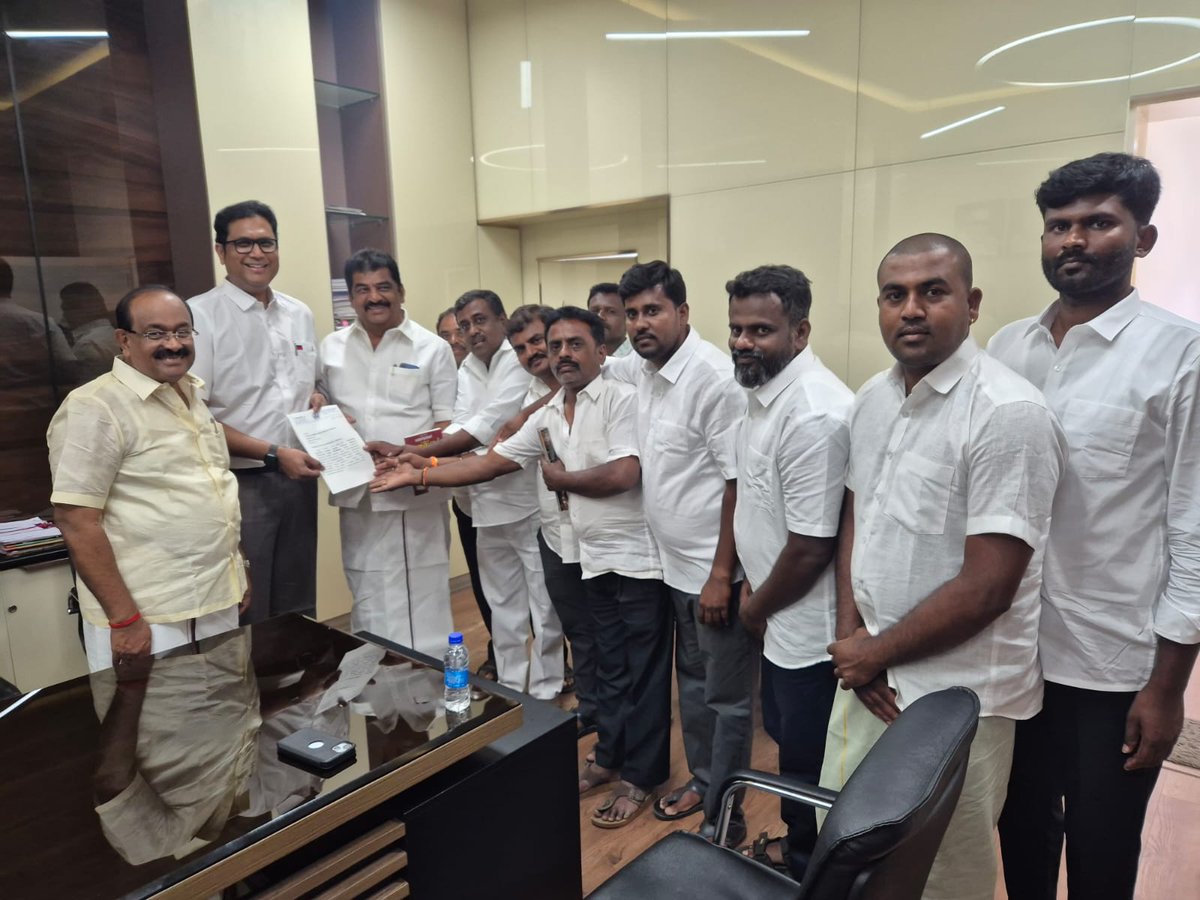 ஓசூர் விவசாயிகளின் வாழ்வாதாரத்தை காக்க மாண்புமிகு தொழில் துறை அமைச்சர் அவர்களிடம் கோரிக்கை!

ஓசூரில் அமையவுள்ள 'அறிவுசார் வழித்தடம்' 
(Knowledge Park) திட்டத்திற்காக, கெலவரப்பள்ளி அணை மூலம் பாசன வசதி பெறும் விளைநிலங்களை கையகப்படுத்தக்கூடாது என வலியுறுத்தி மாண்புமிகு அமைச்சர்