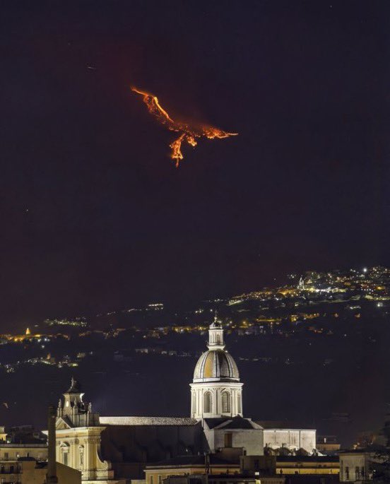 Arteymas_'s tweet photo. La erupción del Monte Etna (Sicilia) crea un efecto que parece que estás viendo el renacimiento de un ave fénix... 🐦‍🔥 https://t.co/UrLf1pi332
