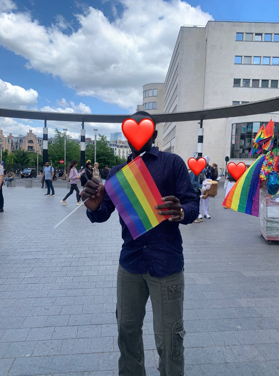 Je suis extrêmement désolée pour toute la communauté LGBTQIA+ au Sénégal. 

L’année dernière j’avais rencontré des hommes sénégalais gay à la Pride de Bruxelles, on avait parlé de la situation homophobe au Sénégal, et de comment ça été horrible pour eux d’être connu comme « le