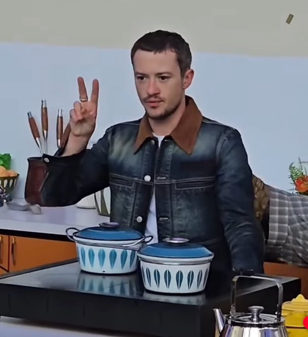 Daily Joseph Quinn picture challenge: if you would like to join in, please share your favourite pictures or GIFs (no private pictures or GIFs, please). Today is your favourite pic/gif of Joe wearing anything denim.