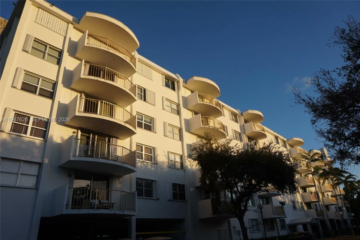 Key4RealEstate's tweet photo. 210 Sea View Dr Unit 408, Key Biscayne, FL, 33149
2 bed | 2 bath 1330 Sq. Ft.
Active | 5500
https://t.co/xBWcyfFa28
Totally renovated unit with southeast view, featuring porcelain tile (antique oak wood look) and an open white kitchen. Offers 2 full baths, fully furnished and... https://t.co/2blEhA9i1G