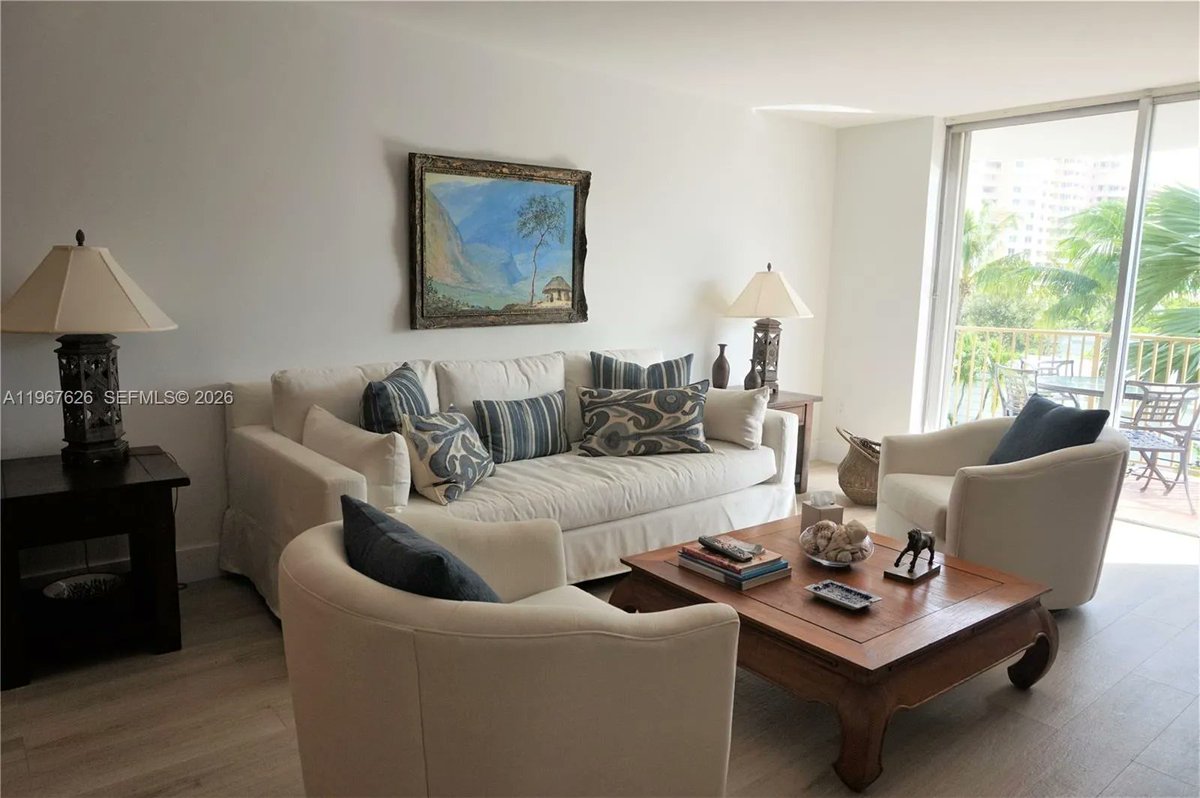 Key4RealEstate's tweet photo. 210 Sea View Dr Unit 408, Key Biscayne, FL, 33149
2 bed | 2 bath 1330 Sq. Ft.
Active | 5500
https://t.co/xBWcyfFa28
Totally renovated unit with southeast view, featuring porcelain tile (antique oak wood look) and an open white kitchen. Offers 2 full baths, fully furnished and... https://t.co/2blEhA9i1G