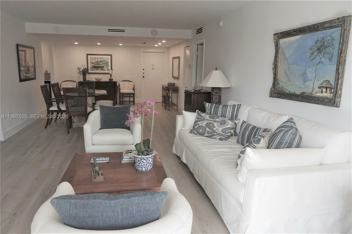 Key4RealEstate's tweet photo. 210 Sea View Dr Unit 408, Key Biscayne, FL, 33149
2 bed | 2 bath 1330 Sq. Ft.
Active | 5500
https://t.co/xBWcyfFa28
Totally renovated unit with southeast view, featuring porcelain tile (antique oak wood look) and an open white kitchen. Offers 2 full baths, fully furnished and... https://t.co/2blEhA9i1G