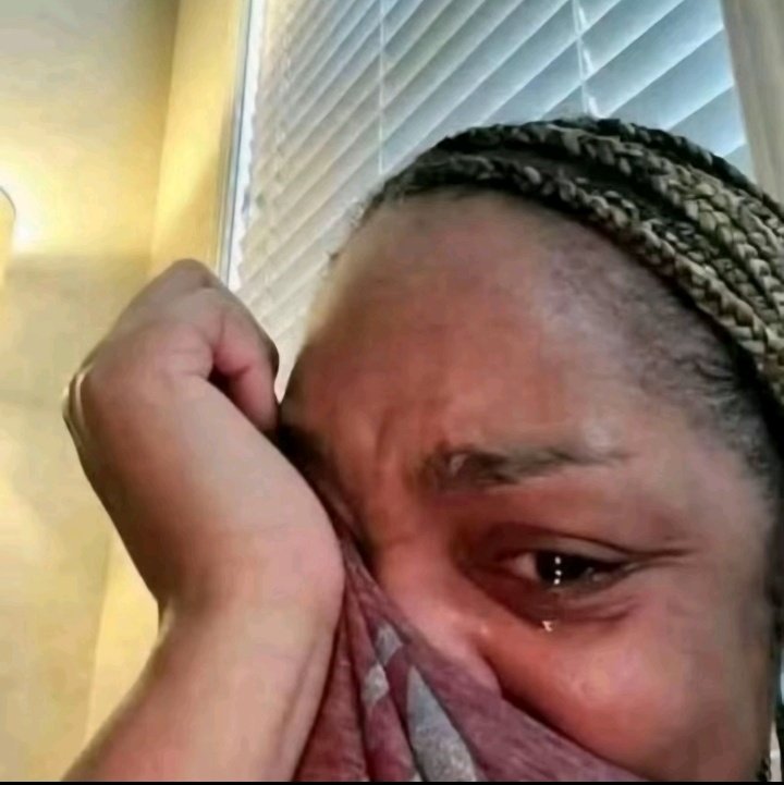 Emenike229183's tweet image. I genuinely feel so sorry for Manon. This girl has done nothing but be whacked left and right since she debuted, every video praising her talents gets picked apart and called "glaze" her heritage and her blackness is being tested everyday (her mental health must be sh*t)+