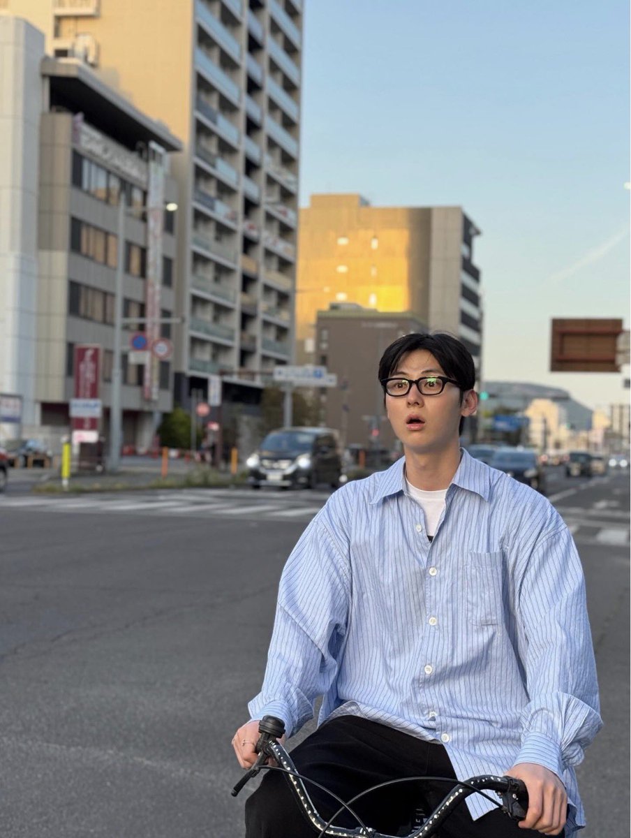 민현이 셔츠 정보를 너무너무 알구 싶어라.. 요 두 개 같은 셔츠인가!!