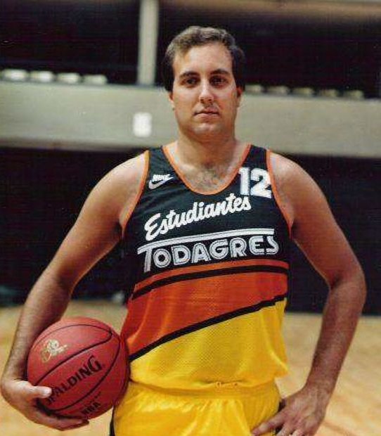 Buenos días.

Hoy John Gabriel Pinone Jr cumple 65 años.

9 temporadas en <a href="/ACBCOM/">#CopaACB</a> , 322 partidos,  18.6 puntos y 6.6 rebotes.

Aquí os dejo este artículo que escribí en su día sobre su figura.

robertorico.es/nostalgicos-re…