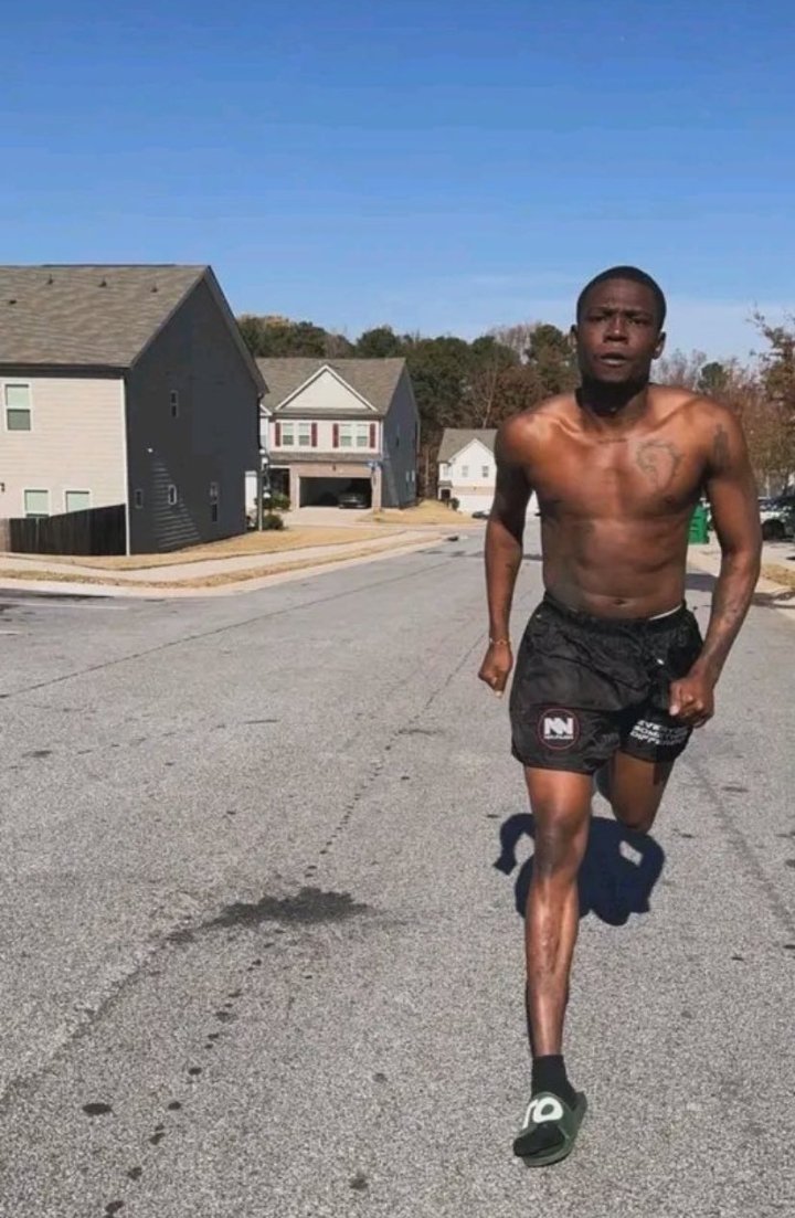 thobbad's tweet image. Omo my head just full this morning, thinking like 1M things simultaneously 😳, hand dey meet me seriously make una help me hold my head e wan blow 😅