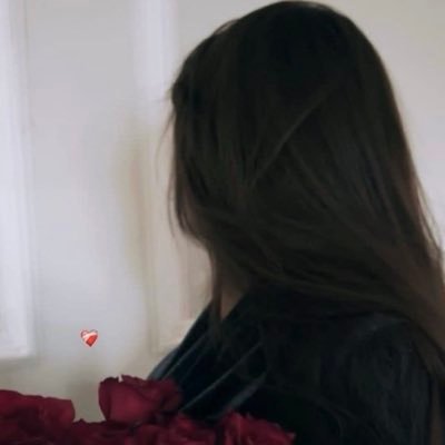 لن ألتفت
فكلُّ ما كان من عطاءٍ
أصبح هباءً منثورًا
سأُكمل النظر إلى الأمام
وعيناي تشعّان بالنور
لن يختفي بريقُهما.
عاهدتُ نفسي
أن أسرد قصص بطولاتي
وأمزّق كلَّ ورقةِ حزنٍ في كتابي
ما  بين حنايا الروح
عِطرَ فرحٍ يتجدّد
وصهيلُ الأمل يعلو في ذاتي
#سماهر