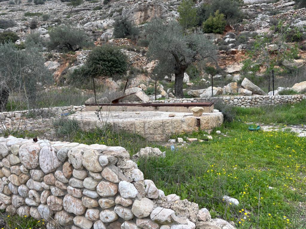 אתם רואים את המקום הזה 👀
כרגע נראה קצת מוזנח, פחות מזמין.
בקרוב זה משתנה ✨
בור המים יעבור שיפוץ יסודי, ונקיון 🛠️
יוקמו מקומות ישיבה 🪑
תוקם פרגולה יפה 🌿
והכול לזכר רנה הי״ד 🕯️
עוד פינה בארץ שמקבלת חיים 🇮🇱
🔗 לתרומה: givechak.co.il/84842�
☎️ מזכירות העמותה: 051-501-5372