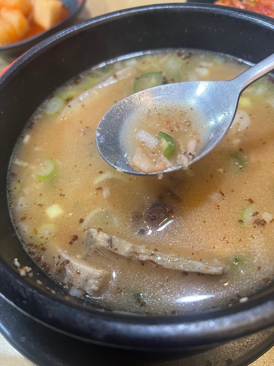 tomomi0308's tweet photo. 韓国へ行くと、ほぼ必ず訪れているお店があります。 それは、話題のスポットでも映えスポットでもない「腸詰スープ（순대국／スンデグク）」のお店。 以前はそれほど興味がなかったのですが、不思議なことに年を重ねるほど、あの滋味深いスープの虜になってしまいました。

最近『食卓の上の韓国史』という本を読んで、「そうだったんだ！」と驚いたことがありました。 スンデのルーツは古く、6世紀の中国の料理書『斉民要術』に登場しているそうですが、当時は羊の腸を使っていたのだとか。しかし、当時の朝鮮半島では羊がなかなか手に入りませんでした。 そこで当時の人たちは、牛、豚、犬、さらにはニベの腸まで使って、試行錯誤を重ねたそうです。

ちなみに「スンデ」という名前。「デ」は袋を意味しますが、「スン」が何を指すのかは今もはっきりとは分かっていないそうですよ。

そんなスンデは、かつて肉やもち米をぎっしり詰めた高級料理でした。 それが今のように春雨が入るようになったのは、1964年以降とのこと。戦後の食糧難の中で、安価な春雨でボリュームを出す工夫がなされ、そこから屋台の定番メニューとして爆発的に広がったのだとか。

と、歴史の話を少し書いてみましたが、私が何より愛しているのはスンデグクそのもの。

1936年の文献『増補朝鮮無双新式料理製法』によれば、当時のスンデグクにはスンデそのものは入っておらず、豚のゆで汁に内臓とウゴジ（白菜などの外葉）を入れて煮込んだものをそう呼んでいたそうです。結局、スンデも内臓の一部ですもんね。

そしてこの本の中でも、スープを「アミの塩辛」で味を調える食べ方が紹介されています。

このスープにアミの塩辛を入れるという組み合わせ、考えた人を本当に尊敬します。これを入れた瞬間に旨味が爆発する感覚……。今も当たり前のように受け継がれている食べ方に、美味しさってこういうことなんだなと思いました（そして、エゴマの粉も香ばしくてサイコー）^^

#韓国料理
#韓国旅行