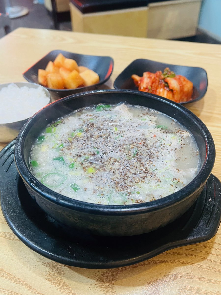 tomomi0308's tweet photo. 韓国へ行くと、ほぼ必ず訪れているお店があります。 それは、話題のスポットでも映えスポットでもない「腸詰スープ（순대국／スンデグク）」のお店。 以前はそれほど興味がなかったのですが、不思議なことに年を重ねるほど、あの滋味深いスープの虜になってしまいました。

最近『食卓の上の韓国史』という本を読んで、「そうだったんだ！」と驚いたことがありました。 スンデのルーツは古く、6世紀の中国の料理書『斉民要術』に登場しているそうですが、当時は羊の腸を使っていたのだとか。しかし、当時の朝鮮半島では羊がなかなか手に入りませんでした。 そこで当時の人たちは、牛、豚、犬、さらにはニベの腸まで使って、試行錯誤を重ねたそうです。

ちなみに「スンデ」という名前。「デ」は袋を意味しますが、「スン」が何を指すのかは今もはっきりとは分かっていないそうですよ。

そんなスンデは、かつて肉やもち米をぎっしり詰めた高級料理でした。 それが今のように春雨が入るようになったのは、1964年以降とのこと。戦後の食糧難の中で、安価な春雨でボリュームを出す工夫がなされ、そこから屋台の定番メニューとして爆発的に広がったのだとか。

と、歴史の話を少し書いてみましたが、私が何より愛しているのはスンデグクそのもの。

1936年の文献『増補朝鮮無双新式料理製法』によれば、当時のスンデグクにはスンデそのものは入っておらず、豚のゆで汁に内臓とウゴジ（白菜などの外葉）を入れて煮込んだものをそう呼んでいたそうです。結局、スンデも内臓の一部ですもんね。

そしてこの本の中でも、スープを「アミの塩辛」で味を調える食べ方が紹介されています。

このスープにアミの塩辛を入れるという組み合わせ、考えた人を本当に尊敬します。これを入れた瞬間に旨味が爆発する感覚……。今も当たり前のように受け継がれている食べ方に、美味しさってこういうことなんだなと思いました（そして、エゴマの粉も香ばしくてサイコー）^^

#韓国料理
#韓国旅行