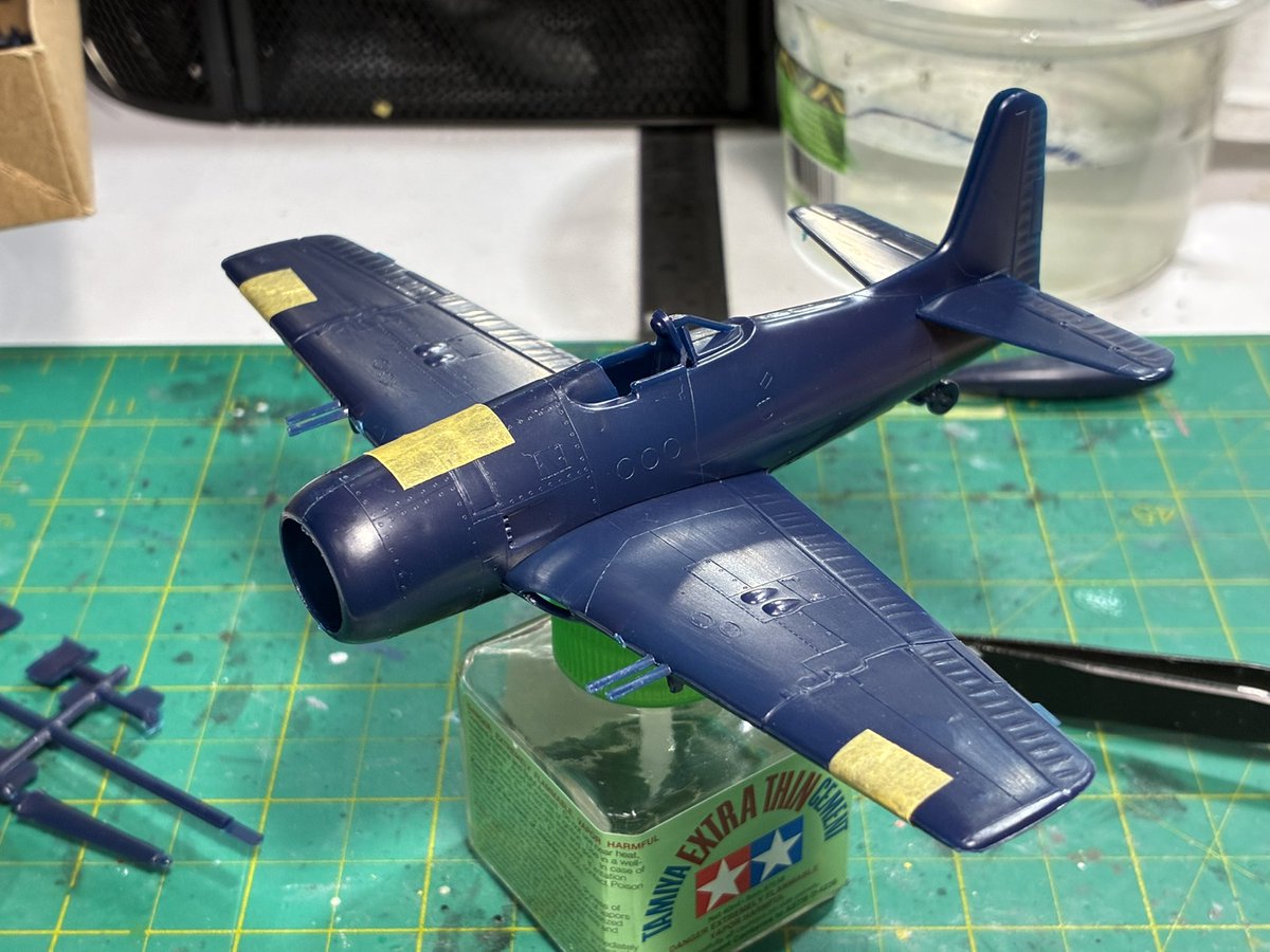 ztz3oo's tweet image. #Monogram 1/72 #F8F #ベアキャット 
開始！1978年のキットで、凸モールド。主翼を胴体で挟み込む面白い構造。確かにこの方式なら主翼の角度がばっちり決まるし胴体とのすり合わせも発生しないから、小さいキットなら理に適っているかも。