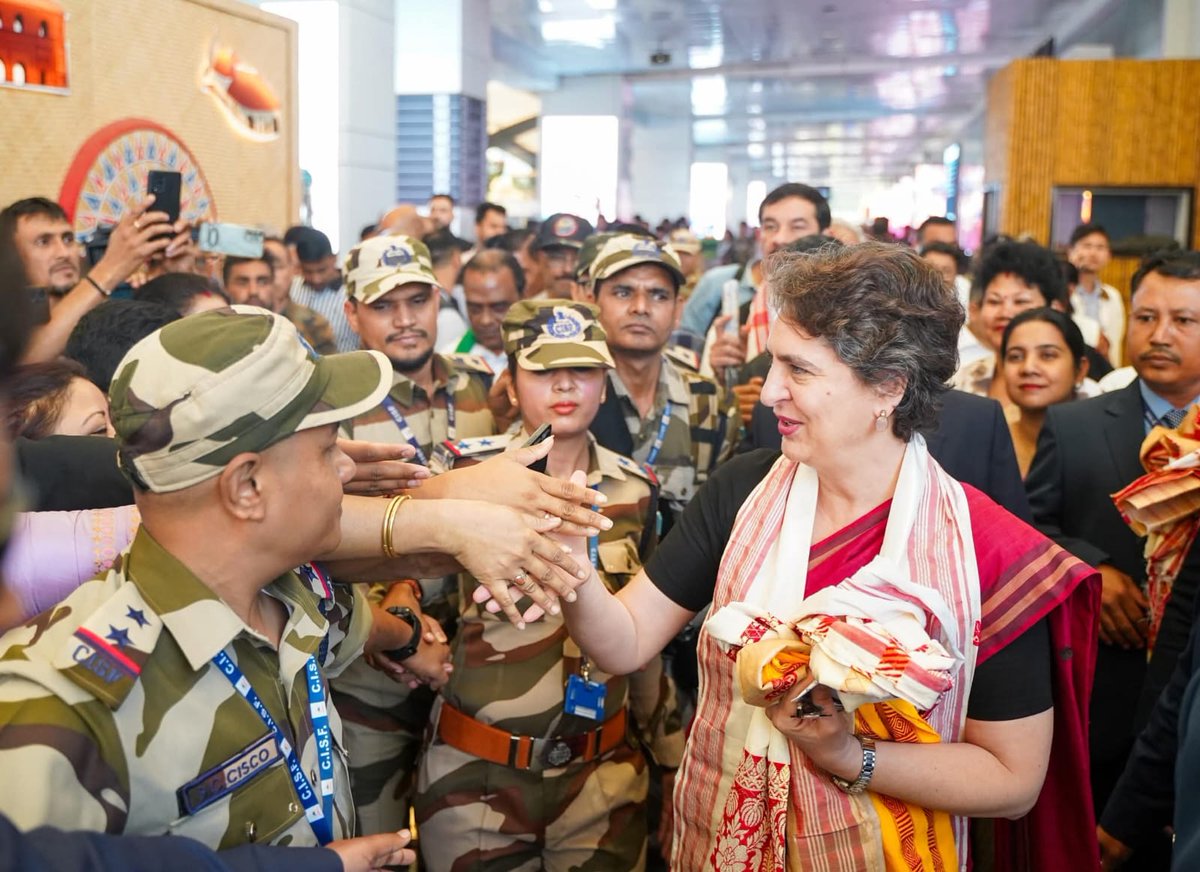 NSUIAssam's tweet photo. 📍LGBI Airport, Guwahati 

অসমত আহি উপস্থিত হোৱা কংগ্ৰেছৰ সাধাৰণ সম্পাদক তথা সাংসদ শ্ৰী @priyankagandhi ডাঙৰীয়ানীক অসম প্ৰদেশ কংগ্ৰেছৰ সভাপতি শ্ৰী @GauravGogoiAsm ডাঙৰীয়াই প্ৰদেশ কংগ্ৰেছৰ শীৰ্ষ নেতৃত্বৰ লগতে বিশাল জনসমাৱেশৰ উপস্থিতিত উষ্ম আদৰণি জনায়।

#WelcomeToAssam https://t.co/oz9XhPw8si