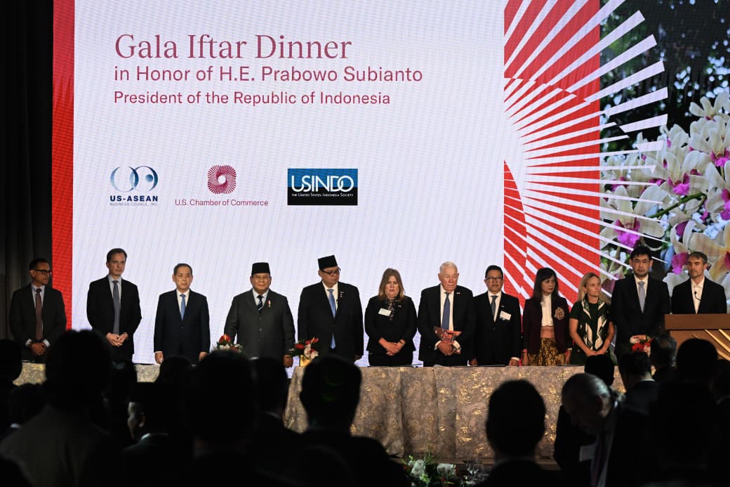 KemensetnegRI's tweet photo. Presiden Prabowo Saksikan Penandatanganan 11 MoU Senilai 38,4 Miliar Dolar AS di Business Summit US-ABC

Presiden RI Prabowo Subianto menyaksikan penandatanganan 11 nota kesepahaman (MoU) senilai USD38,4 miliar antara pelaku usaha Indonesia dan Amerika Serikat dalam sesi roundtable Business Summit di Washington DC, Rabu (18/02/2026). Kesepakatan yang diselenggarakan oleh US-ASEAN Business Council (US-ABC) ini mencakup kolaborasi strategis di berbagai bidang, mulai dari mineral kritis, energi, agribisnis, tekstil, hingga manufaktur dan teknologi semikonduktor.

Adapun daftar nota kesepahaman yang ditandatangani adalah sebagai berikut:
1. ⁠Memorandum of Agreement tentang Critical Mineral;
2. ⁠⁠MoU Oilfield Recovery antara Pertamina dan Haliburton;
3. ⁠MoU di bidang Agrikultur (Jagung) antara PT. Cargill Indonesia, PT Arena Agro Andalan, dan Cargill Inc;
4. ⁠MoU tentang Cotton antara Busana Apparel Group dan U.S. National Cotton Council;
5. ⁠MoU tentang Cotton antara Daehan Global dan U.S. National Cotton Council;
6. ⁠MoU tentang Shredded Worn Clothing antara Asosiasi Garment dan Textile Indonesia, PT Pan Brothers, dan Ravel;
7. ⁠MoU tentang Furnitur antara ASMINDO (Indonesian Furniture Industry & Handicraft Association) dan Bingaman and Son Lumber, Inc;
8. ⁠MoU tentang Semikonduktor antara Galang Bumi Industri dan Essence;
9. ⁠MoU tentang Semikonduktor antara Galang Bumi Industri (GBI) dan Tynergy Technology Group;
10. ⁠Transnational Free Trade Zone Friendship antara Galang Bumi Industri dan Solanna Group LLC;
11. ⁠MoU tentang Furnitur/Wood Product antara Himpunan Industri Mebel dan Kerajinan (HIMKI) dan American Hardwood Export Council.

#KemensetnegRI
#RilisPresiden