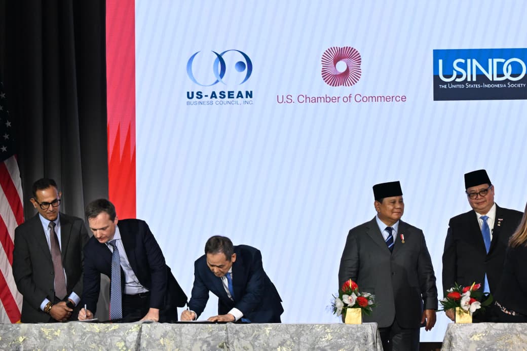 KemensetnegRI's tweet photo. Presiden Prabowo Saksikan Penandatanganan 11 MoU Senilai 38,4 Miliar Dolar AS di Business Summit US-ABC

Presiden RI Prabowo Subianto menyaksikan penandatanganan 11 nota kesepahaman (MoU) senilai USD38,4 miliar antara pelaku usaha Indonesia dan Amerika Serikat dalam sesi roundtable Business Summit di Washington DC, Rabu (18/02/2026). Kesepakatan yang diselenggarakan oleh US-ASEAN Business Council (US-ABC) ini mencakup kolaborasi strategis di berbagai bidang, mulai dari mineral kritis, energi, agribisnis, tekstil, hingga manufaktur dan teknologi semikonduktor.

Adapun daftar nota kesepahaman yang ditandatangani adalah sebagai berikut:
1. ⁠Memorandum of Agreement tentang Critical Mineral;
2. ⁠⁠MoU Oilfield Recovery antara Pertamina dan Haliburton;
3. ⁠MoU di bidang Agrikultur (Jagung) antara PT. Cargill Indonesia, PT Arena Agro Andalan, dan Cargill Inc;
4. ⁠MoU tentang Cotton antara Busana Apparel Group dan U.S. National Cotton Council;
5. ⁠MoU tentang Cotton antara Daehan Global dan U.S. National Cotton Council;
6. ⁠MoU tentang Shredded Worn Clothing antara Asosiasi Garment dan Textile Indonesia, PT Pan Brothers, dan Ravel;
7. ⁠MoU tentang Furnitur antara ASMINDO (Indonesian Furniture Industry & Handicraft Association) dan Bingaman and Son Lumber, Inc;
8. ⁠MoU tentang Semikonduktor antara Galang Bumi Industri dan Essence;
9. ⁠MoU tentang Semikonduktor antara Galang Bumi Industri (GBI) dan Tynergy Technology Group;
10. ⁠Transnational Free Trade Zone Friendship antara Galang Bumi Industri dan Solanna Group LLC;
11. ⁠MoU tentang Furnitur/Wood Product antara Himpunan Industri Mebel dan Kerajinan (HIMKI) dan American Hardwood Export Council.

#KemensetnegRI
#RilisPresiden