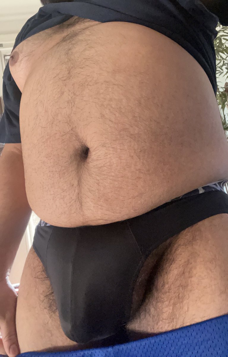Un seguidor me mandó esto con un solo mensaje: “súbela y diles que es para ellos” 😈 ¿Quién se anima a decirme qué le haría a este papi peludo? 🟫🟧🟨⬜️⬛️

#hairyman #oso #papaoso #daddybear  #chubby #gay #gordogay #maduro #bulge
