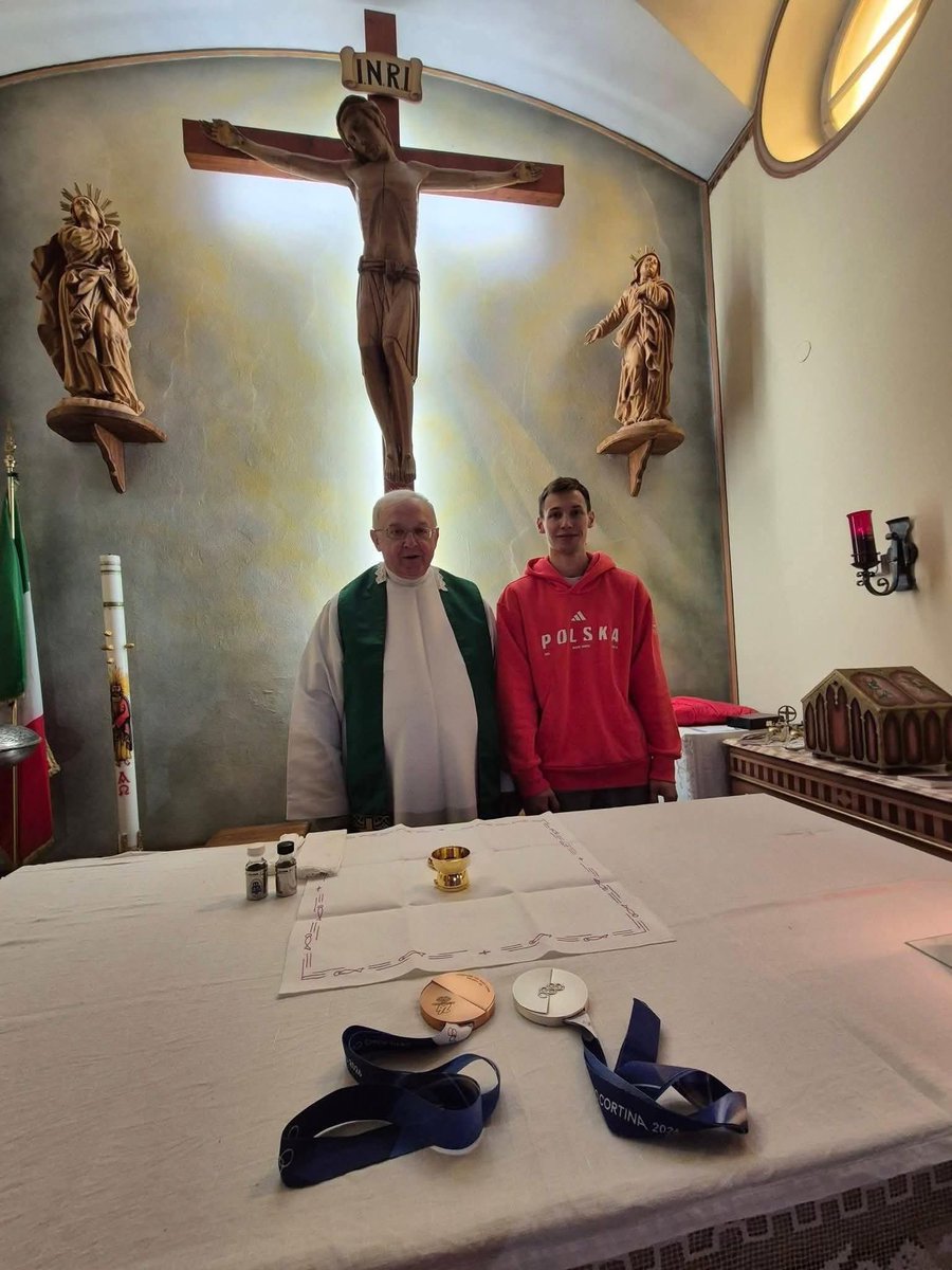 To smutne, że sukces młodego człowieka potrafimy zamienić w powód do drwin tylko dlatego, że jest ministrantem i wziął udział w mszy dziękczynnej, by po swojemu podziękować za to, co osiągnął.

Młody chłopak reprezentuje Polskę na arenie międzynarodowej. Zdobywa trzy medale