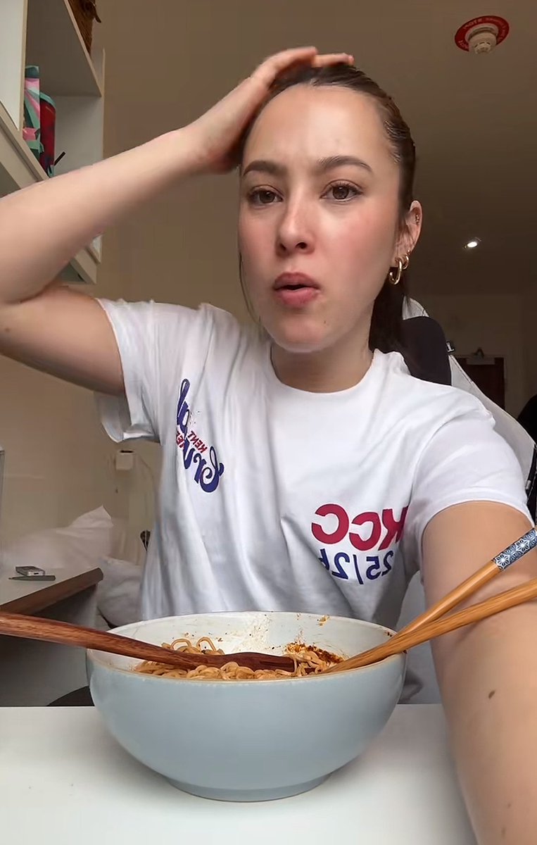 น้องมะลิโดนรูมเมทวางยาในไวน์จนมีอาการตัวร้อนใจสั่นแล้วยัยรูมเมทบอกว่าขำๆ เรื่องโจ๊ก 

ห้ะ 👁️👄👁️🖕🏻