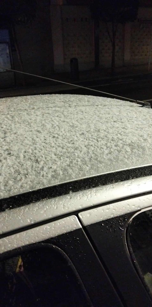 ❄️ Durante la noche han caído unos copos de #nieve sobre la ciudad de #Ávila y han conseguido cuajar en algunos coches - tejados. Se acumularon 0,6 mm.