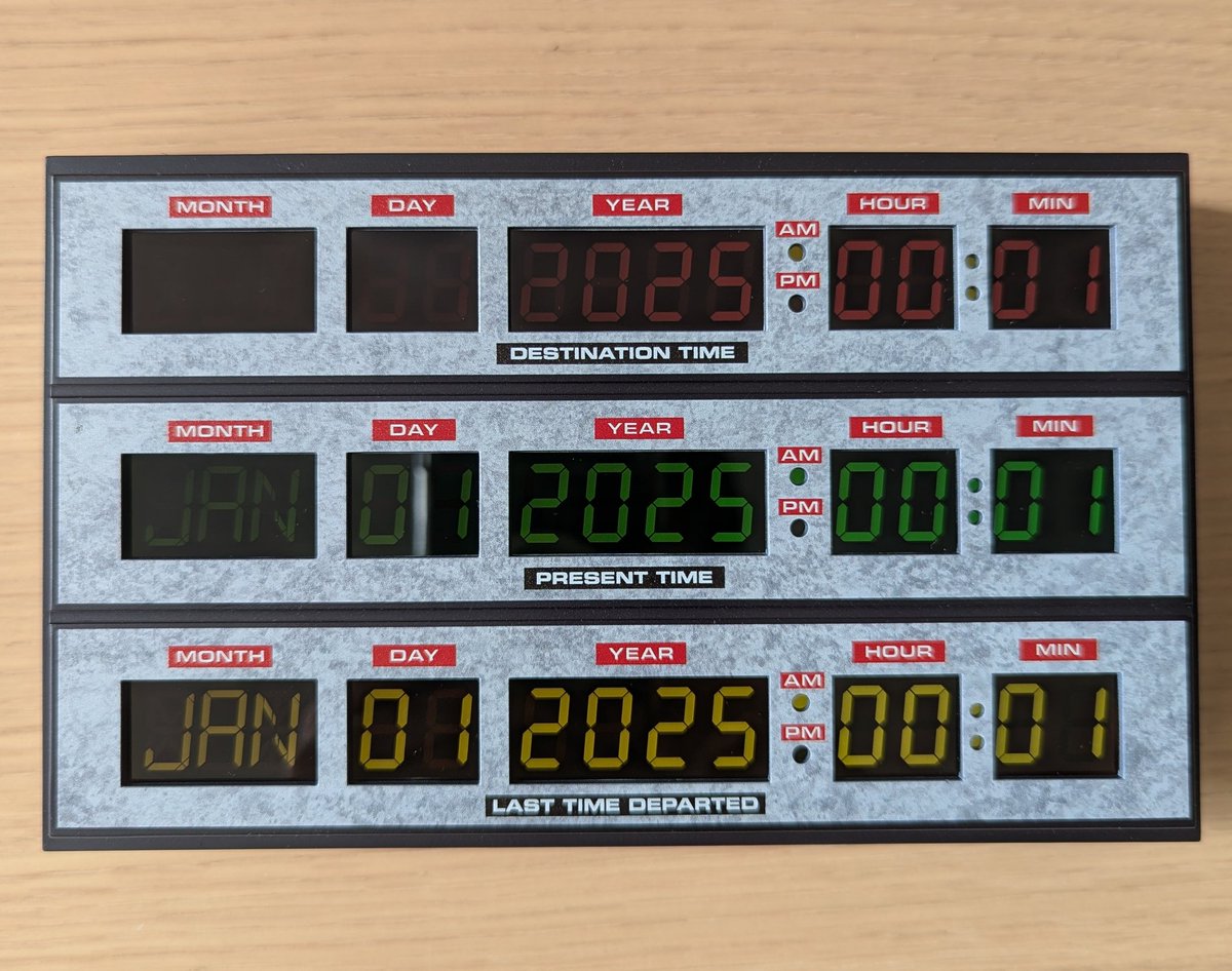 去年の10月に予約注文していて、今日届きました❗電池🔋入れたら実際に時計になります😆