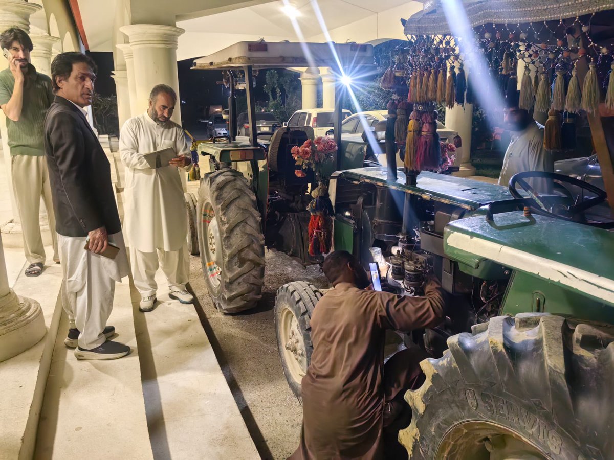 BalochistanCmit's tweet photo. Dr. Khair Muhammad Kakar, Mr. Shabi Badini, Members CMIT, and Mr. Azizullah Ghirsheen, Additional Member CMIT, conducted inspection visits to various districts to oversee the distribution process under the Green Tractor Scheme by Agriculture Department in District Lasbella https://t.co/F5vleelMtR