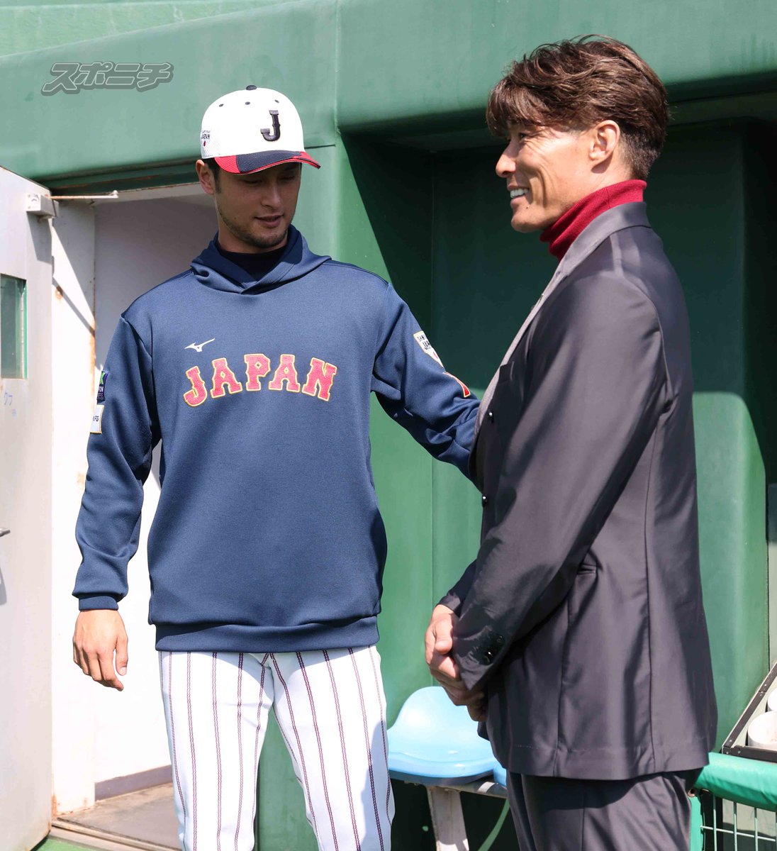 Sponichi_Tphoto's tweet photo. #糸井嘉男 氏と再会し、談笑する #ダルビッシュ 投手 https://t.co/TilUeyL9zK