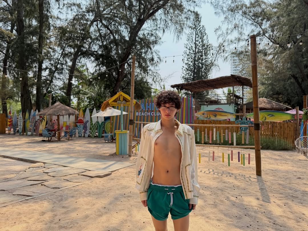VACATION WITH GUN ATP ⛱️🌞

Thai actor Gun Atthaphan gave fans a glimpse of his recent beach getaway. 

“My 💓 is still at the beach,” he wrote in his post on Instagram. 

Gun is best known for his roles in the Thai series “Not Me,” “Theory of Love,” and “Our Skyy,” among others.