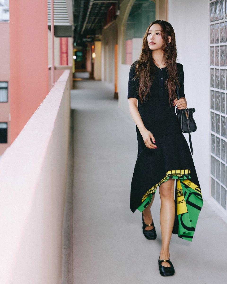 mintmag_th's tweet photo. สวยเด่นมาแต่ไกล! ส่องลุคสวยของสาว #ฟิล์มรชานันท์ ที่สิงคโปร์ ในโททัลลุค Spring Summer 2026 จาก LOEWE พร้อมแมตช์กระเป๋ารุ่นใหม่ Amazona 180 นำดีไซน์กระเป๋าสุดไอคอนิคของ LOEWE มาตีความใหม่ เข้ากับยุคปัจจุบันอย่างลงตัว 💚

FILM LOEWE SG 2026
#LOEWExFilmRacha
#filmracha
#LOEWE
#LOEWESS26
#MintNews