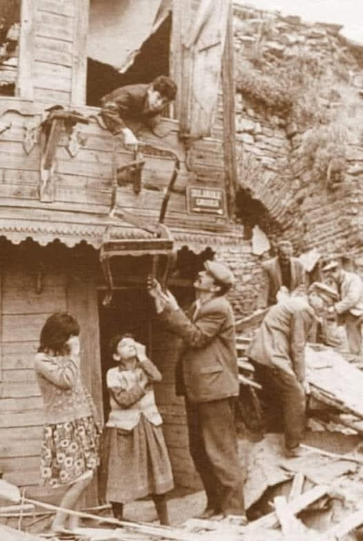 BABAM “BUNLARI ALIŞTIRMA” DEMİŞTİ!..
Ne zaman havalar soğusa rahmetli babamla yaşadığım o hatıram akla geliyor... Şimdi o insanlar da gitti o komşuluklar da kalmadı…
Soğuk karlı bir kış günüydü… Babam o yıllarda odun kömür satan bir tüccardı. Kömürcü Fahri derlerdi. Çevrede