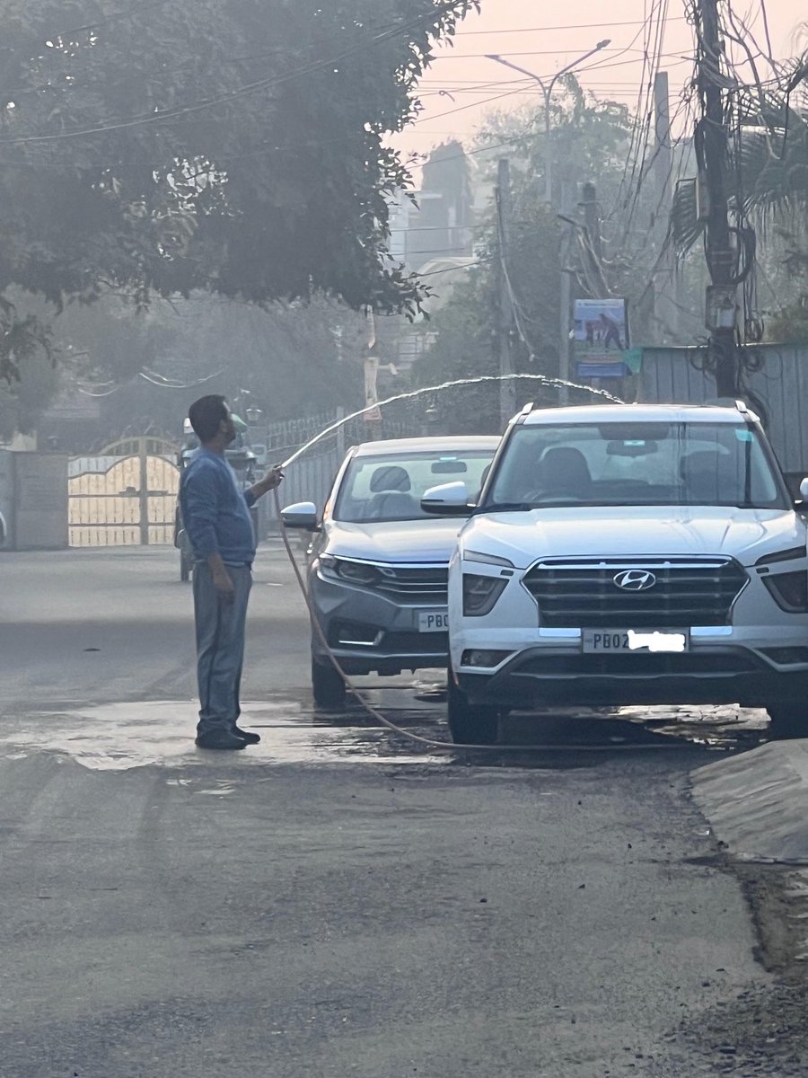 ਮੇਰੀ ਜਾਣ ਪਛਾਣ ਦੇ ਇਕ ਲਾਲਾਜੀ ਵ੍ਹਟਸਐਪ ਤੇ ਆਪਣੇ ਇਕ ਗਰੁੱਪ ਵਿਚ ਪਾਣੀ ਦੇ ਪ੍ਰਦੂਸ਼ਣ ਸੰਬੰਧੀ ਪੋਸਟ ਸ਼ੇਅਰ ਕਰ ਰਹੇ ਸਨ ਜਿਸ ਵਿਚ ਕਿਸਾਨ ਨੂੰ ਜਿਮੇਦਾਰ ਠਹਿਰਾਇਆ ਗਿਆ ਸੀ, ਅਤੇ ਬਾਹਰ ਸਵੇਰੇ ਰੋਜ਼ ਦੀ ਤਰ੍ਹਾਂ ਓਨ੍ਹਾਂ ਦਾ ਨੌਕਰ, ਨਾਲੀ ਲਾ ਕੇ, ਖੁੱਲੇ ਸਾਫ ਸੁਥਰੇ ਪੀਣ ਯੋਗ ਪਾਣੀ ਨਾਲ ਗੱਡੀ ਧੋ ਰਿਹਾ ਸੀ।