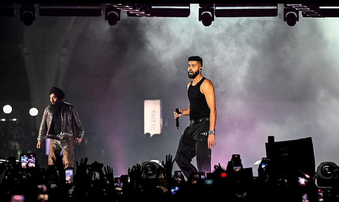 6 लाख का एक टिकट!

पंजाबी सिंगर्स की कमाई कितनी बड़ी होती है, इसका अंदाजा आप इसी बात से लगा सकते हैं।

मशहूर सिंगर एपी ढिल्लों, ने ‘कपिल शर्मा’ के शो में बताया कि उनके आने वाले एक लाइव कॉन्सर्ट का सबसे महंगा टिकट करीब 6 लाख रुपये तक का है।

आखिर यह फैंस का जुनून है या...See more