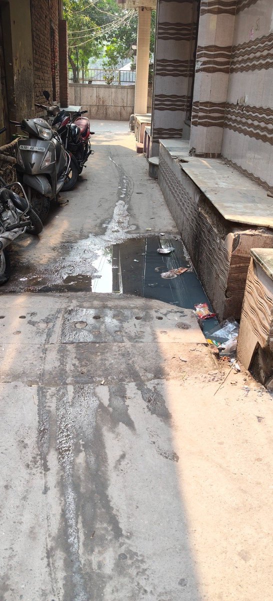 sonukoli10's tweet photo. नंद नगरी, A-1/311 के पास गली में गंदगी और पानी भरा है 🤢। स्कूटरों के पास कचरा और नाले का पानी फैला है, जिससे मच्छर, दुर्गंध और बीमारियों का खतरा बढ़ गया है 😷। @MCD_Delhi @gupta_rekha @CMODelhi कृपया ध्यान दें 🙏। https://t.co/MiChozTYYc