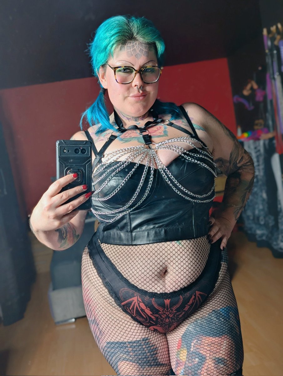 MissZoeB1__'s tweet photo. Some say I have an angelic aura.. but never that fool you! I come with a quirky, devilish side! 🔥 https://t.co/Ur0UtjJSEj