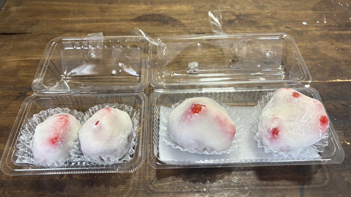 ippei53's tweet photo. 松葉屋菓子店さんのいちご大福。

鴨川で知る人ぞ知る人気の一品。

写真じゃ分かりにくいけど、小さい方でも普通の大福の2倍くらいはある…。 https://t.co/4mK4LnqUkx