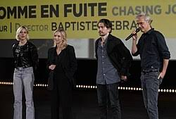 merlinpapin3's tweet photo. Ce soir sur @FranceTV #France4 le film #UnHommeenFuite de Baptiste Debraux (2024) avec Léa Drucker Bastien Bouillon Pierre Lottin Marion Barbeau Théo Navarro-Mussy Anne Consigny

Economiquement sinistrée, la ville de Rochebrune, dans les Ardennes, se retrouve au bord du chaos après la disparition de Johnny Laforge. Celui-ci, charismatique leader d'un mouvement de grève dans la principale usine de la localité, s'est volatilisé après avoir braqué un fourgon bancaire, une attaque qui a viré au drame et s'est soldée par la mort d'un des convoyeurs. Lorsque Paul Ligre apprend la nouvelle, il revient immédiatement dans la ville qui l'a vu grandir pour tenter de retrouver Johnny, son ami d'enfance, avant les forces de l'ordre. De son coté, Anna Werner, la gendarme chargée de l'enquête, suit une piste qui la mène inéluctablement vers le secret qui unit Paul et Jo

@FredOL69007

❤️si vous aimez