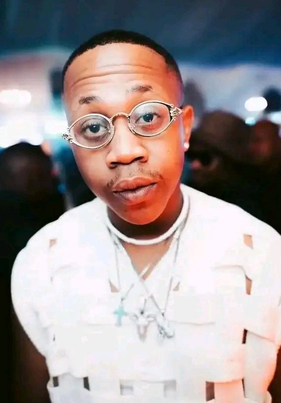 busiwe_bubu's tweet photo. Young Stunna gives money to fans on the street. https://t.co/L43U2UvqUj