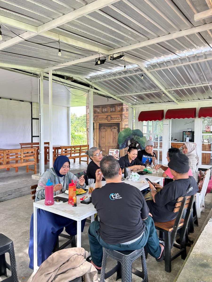 Terimakasih para suhu senior Sastra Bulan Purnama sudah melarisi @kelingangardencafe 17 Feb 2026