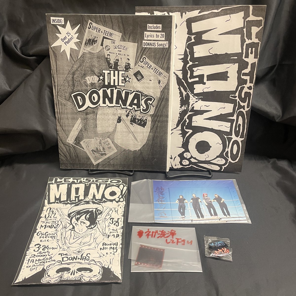 diskunion_dns's tweet photo. 【PUNK】
US GIRLS PUNK👩🏼❤️"DONNAS"の97年1STアルバム❣️
🇺🇸US盤SEALED🇺🇸
DONNAS ZINE,JAPAN TOUR FLYER 2枚,
PHOTO FILM,PIN BADGE付❣️🥹🛼🧁💟
中古レコード入荷しました💋
(未開封品のためこちらは開封後の返品不可となっております🤧)
●#DONNAS/DONNAS【REMO001】
#du名古屋PUNK https://t.co/BpTqR3oFgH