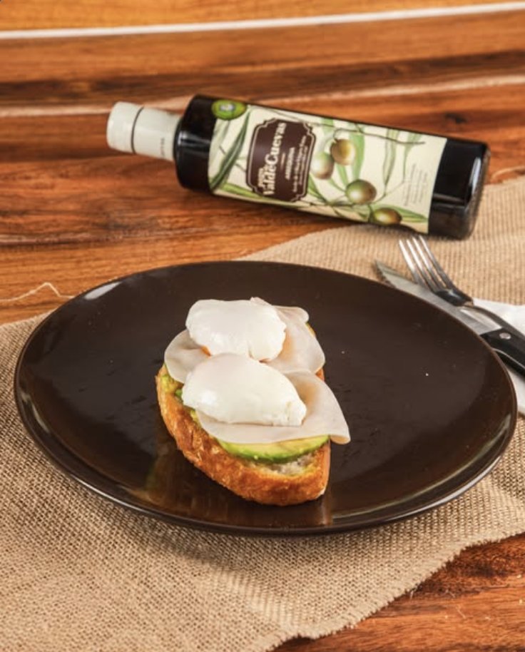 Así madrugar cuesta menos.
Pan crujiente, aguacate, un buen toque de AOVE #PagodeValdecuevas … y el día empieza diferente 🥑✨

 #TierraDeSabor